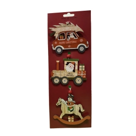 Dekorációs figura (hintaló, mozdony, piros autó ajándékokkal)