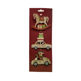 Dekorációs figura (hintaló, mozdony, piros autó ajándékokkal)