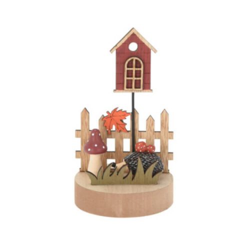 Őszi dekorációs figura (fekvő süni bordó gombával fa hengeren kerítéssel és házikóval)  -  vásároljon online minőségi fajátékokat