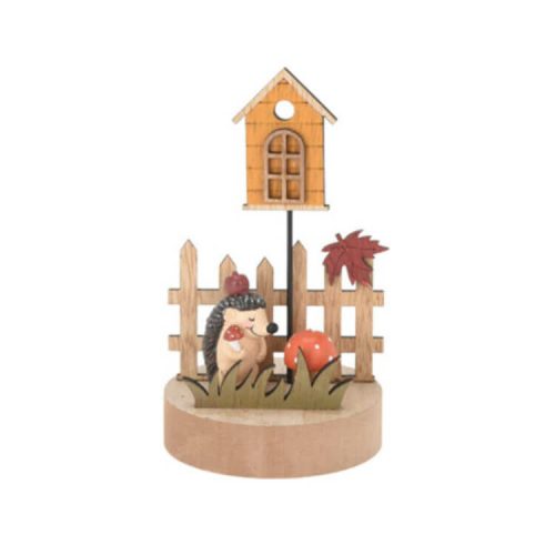 Őszi dekorációs figura (álló süni narancssárga gombával fa hengeren kerítéssel és házikóval)