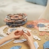 ROKR 3D fa puzzle – Romantikus hangulatú falióra